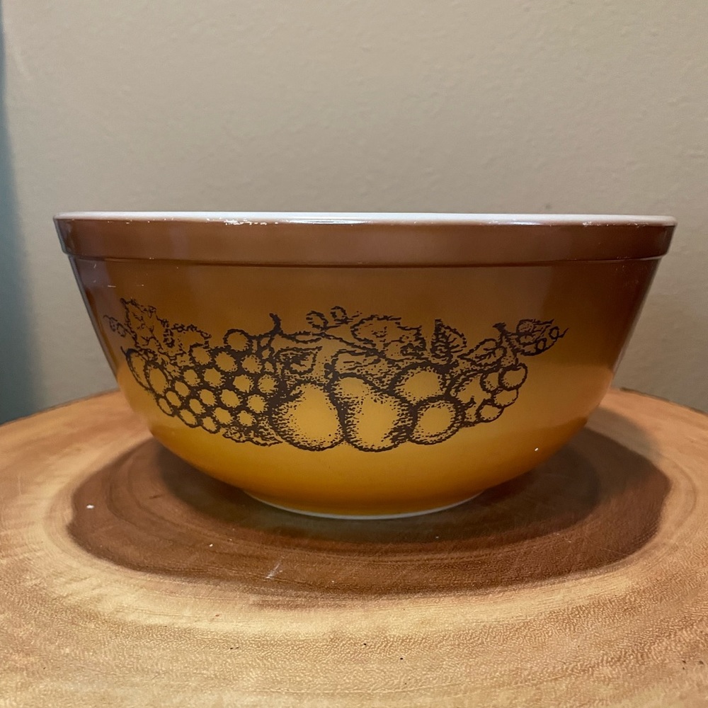 Vtg. Pyrex #403 Old Orchard 2.5QT Mixing Bowl